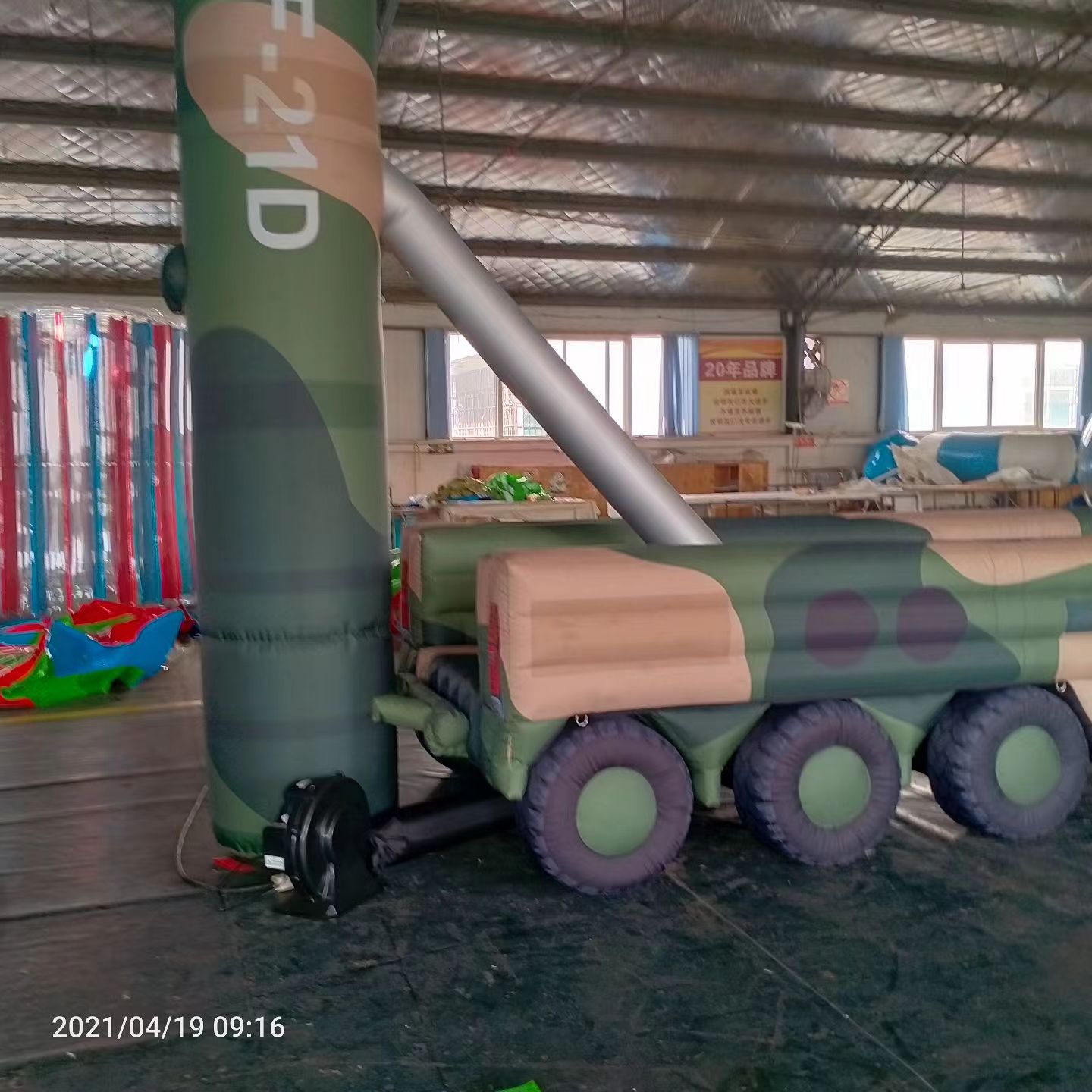 庆安军事演习中的充气目标车辆：模拟发射车雷达车坦克飞机
